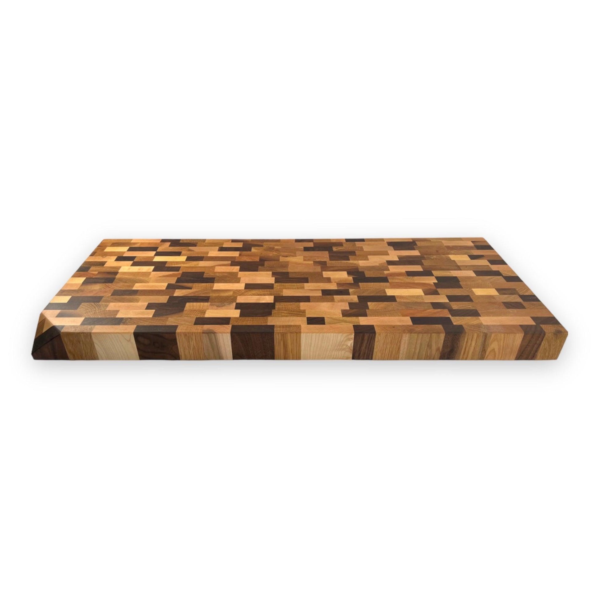 Cutting board with 2" angled corner in mixed wood - BOISWOOD